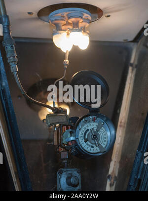 L'une des 1500 lampes à gaz qui restent dans les rues de Londres étant maintenu par l'un des cinq "lamplighters" employé par British Gas, qui s'occupent de les lampes à Westminster. Banque D'Images