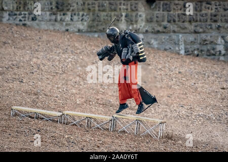 Richard Browning "Iron Man", fondateur de gravité Industries, effectue un vol record dans son corps-à réaction contrôlée plus convenir à la jetée de Brighton. Banque D'Images