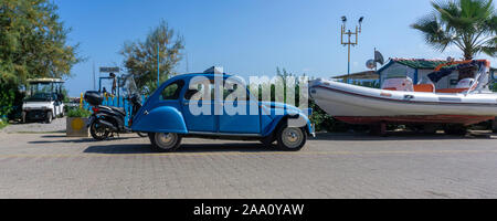 Un Citroën 2CV (deux chevaux) garés dans la zone portuaire de Cefalú, Sicile. Banque D'Images