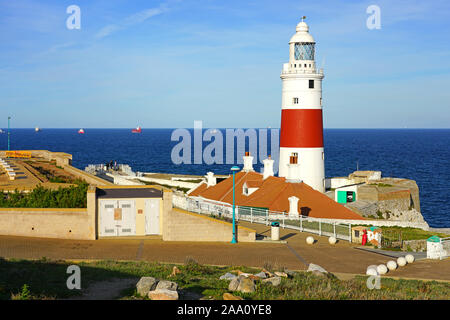 GIBRALTAR, Royaume-uni -29 AVRIL 2019- Vue de l'Europa Point Lighthouse (phare de la Trinité à Europa Point, Victoria Tower, ou La Farola), un rouge Banque D'Images