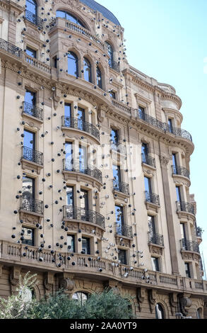 Barcelone, Espagne - 17 juillet 2018 : Façade de l'OHLA Hotel Barcelona décoré de 'travail' oculaires Globus Banque D'Images