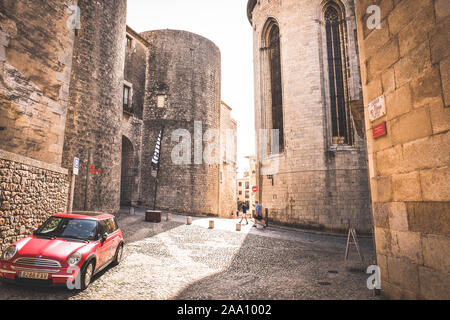 GIRONA, ESPAGNE - 18 juillet 2018 : le quartier médiéval de Gérone. La ville médiévale a été construite entre les 11e et 15e siècles Banque D'Images