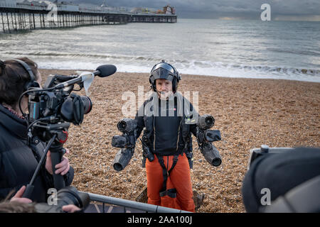 Richard Browning "Iron Man", fondateur de gravité Industries, effectue un vol record dans son corps-à réaction contrôlée plus convenir à la jetée de Brighton. Banque D'Images