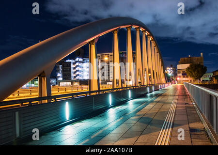 Un pont traversant la mer Sai sur la rue la nuit d'Ishikawa à Kanazawa, Japon Banque D'Images