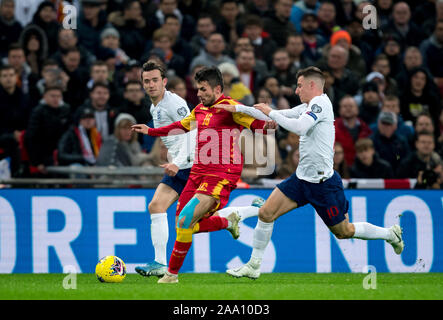 Londres, Royaume-Uni. 14Th Nov, 2019. Vladimir Jovović (Jablonec) du Monténégro est titulaire d'off Mount Mason (Chelsea) de l'Angleterre & Ben Chilwell (Leicester City) de l'Angleterre durant l'UEFA Euro 2020 International match qualificatif entre l'Angleterre et le Monténégro au stade de Wembley, Londres, Angleterre le 14 novembre 2019. Photo par Andy Rowland. Credit : premier Media Images/Alamy Live News Banque D'Images