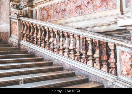 CASERTA, ITALIE - 12 juillet 2019 : Intérieur de 18e siècle Palais Royal de Caserte - ancienne résidence royale à Caserta des rois de Naples. Banque D'Images