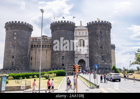 NAPLES, ITALIE - 16 juillet : Castel Nuovo le 16 juillet 2019. Castel Nuovo est un château médiéval situé dans la région de Naples. Tout d'abord érigée en 1279, c'est un royal sea Banque D'Images