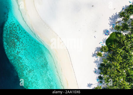 Vue aérienne de haut en bas avec vrombissement d'une île exotique tropical paradise avec une eau cristalline turquoise et plage de sable blanc pur Banque D'Images