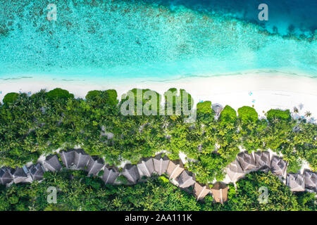 Vue aérienne de haut en bas avec vrombissement d'une île exotique tropical paradise avec une eau cristalline turquoise et plage de sable blanc pur Banque D'Images