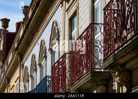 L'architecture traditionnelle portugaise avec tuiles et façades balcons Banque D'Images