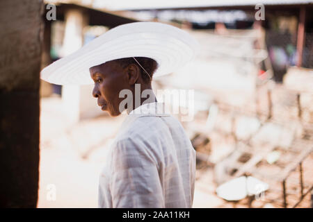 Mid-adult woman portant un grand chapeau blanc. Banque D'Images