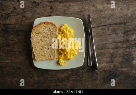 Omelette avec du pain blanc sur une plaque blanche Banque D'Images