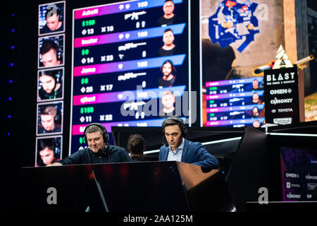 Moscou, Russie - 14 septembre 2019 : esports Counter Strike : Global Offensive événement. Roulettes de tournoi ou commentateurs au principal lieu d'observer les ga Banque D'Images