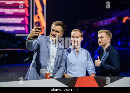 Moscou, Russie - 14 septembre 2019 : esports Counter Strike : Global Offensive événement. Roulettes de tournoi ou commentateurs faisant selfies Banque D'Images