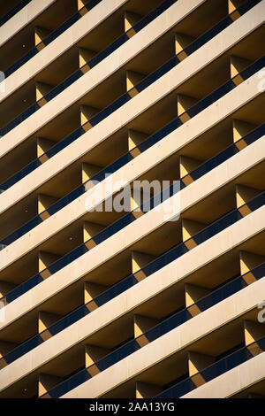 Close up de motif symétrique du balcon de sur un grand bâtiment résidentiel Banque D'Images