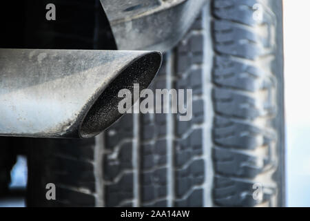 Close up de l'ancienne ligne d'échappement noir à l'intérieur due à la suie et la fumée de combustion Banque D'Images