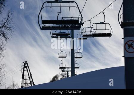 L'ascension de la montagne de ski Banque D'Images