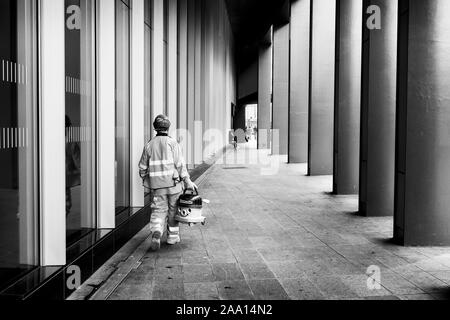 Londres noir et blanc photographie : rue Workman transportant Numatic 'Henry' aspirateur en rue. Banque D'Images
