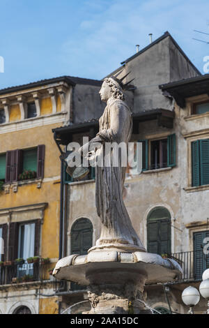 Vérone, Italie - 6 août 2019 : les gens à pied par une ancienne cité médiévale Fontana Madonna Verona sur rue Banque D'Images