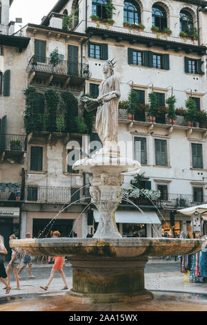 Vérone, Italie - 6 août 2019 : les gens à pied par une ancienne cité médiévale Fontana Madonna Verona sur rue Banque D'Images