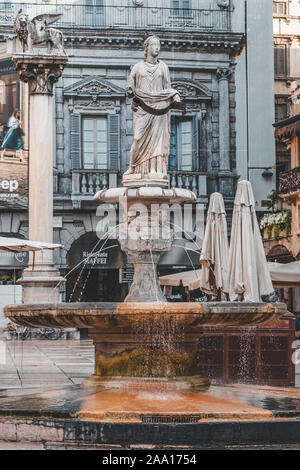 Vérone, Italie - 6 août 2019 : les gens à pied par une ancienne cité médiévale Fontana Madonna Verona sur rue Banque D'Images