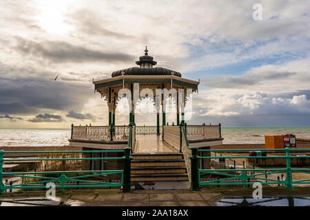 Brighton et Hove, East Sussex, UK - 4 novembre, 2019 : Le kiosque victorien près de la plage de Brighton, Royaume-Uni. Banque D'Images