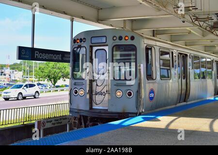 Chicago, Illinois, USA. Un CTA Blue Line rapid transit train En arrivant à la station Rosemont sur sa route de l'aéroport international O'Hare. Banque D'Images