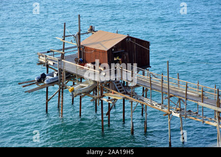 Termoli, Molise, Italie - Trabucco est le filet de pêche traditionnel sur la côte Adriatique. Banque D'Images