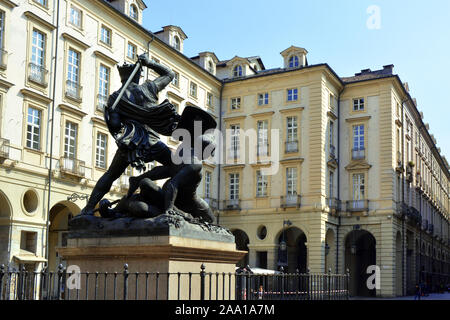 Turin, Piémont, Italie. Statue de Amadeus VI de Savoie a également nommé Conte Verde Banque D'Images