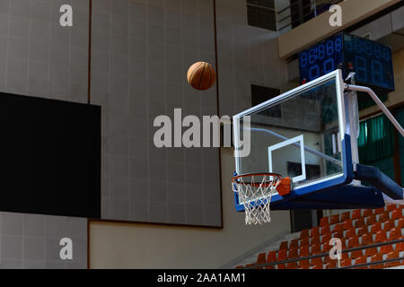 Vol vers le panier de basket-ball Banque D'Images