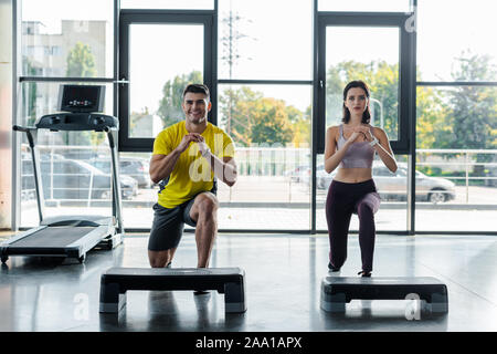 Smiling sportif et de la sportive faisant se jette dans sports centre Banque D'Images