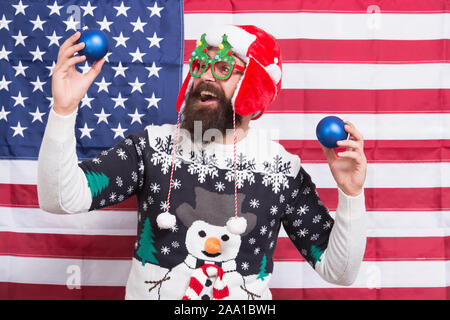 Dieu bénisse l'Amérique. Santa patriotique fêter les vacances d'hiver. Ampoules de Noël avec le drapeau américain. Jours fériés nationaux. Bonnes vacances. Célébrez les fêtes et votre patriotisme. Banque D'Images