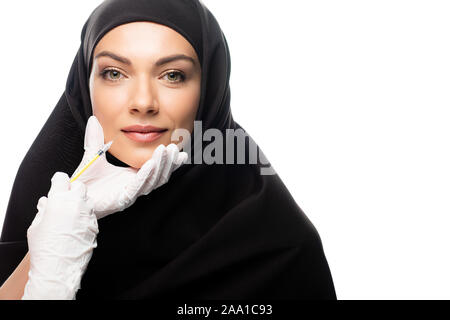 Jeune femme musulmane en hijab avoir injection de beauté isolé sur blanc, augmentation des lèvres concept Banque D'Images