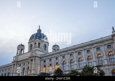 Façade principale du Naturhistorisches Museum Wien au crépuscule. C'est le principal musée d'histoire naturelle de Vienne, Autriche, et une date majeure de l'Imperi Banque D'Images