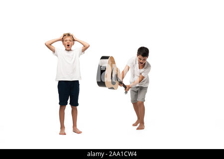 Deux frères à la caméra et à danser tout en écoutant la musique au casque sur fond blanc Banque D'Images