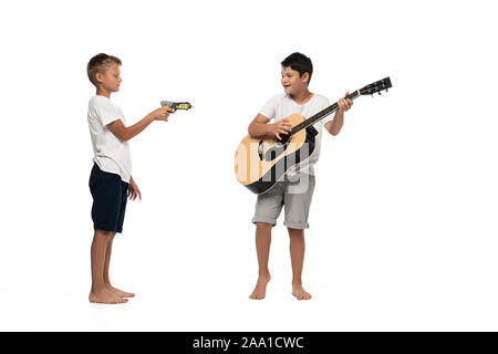Deux frères à la caméra et à danser tout en écoutant la musique au casque sur fond blanc Banque D'Images