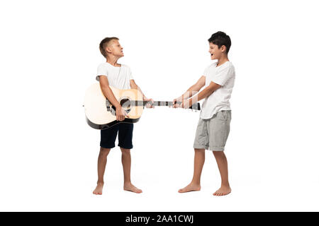 Deux frères à la caméra et à danser tout en écoutant la musique au casque sur fond blanc Banque D'Images