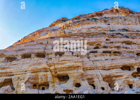 Grottes sculptées dans le célèbre mur nord de la plage de Matala Bay. L'île de Crète, Grèce. Droit Banque D'Images