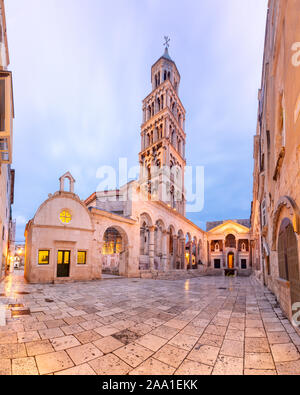 Vue panoramique de saint Domnius Cathédrale de Dioclétien dans la vieille ville de Split, la deuxième plus grande ville de Croatie dans le matin Banque D'Images