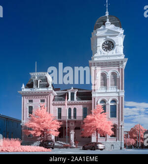 La photographie infrarouge en fausses couleurs rouge de Newton County Courthouse au centre-ville historique de Covington de la Géorgie, États-Unis Banque D'Images