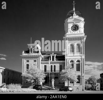 B&W rouge infrarouge photographie de Newton County Courthouse au centre-ville historique de Covington de la Géorgie, États-Unis Banque D'Images