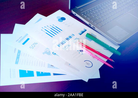 Fiche de contrôle d'entreprise de l'infograph avec coffre, contrôle du bénéfice d'entreprise, Marketing et Finances Photo, trouver Profit & Loss Banque D'Images