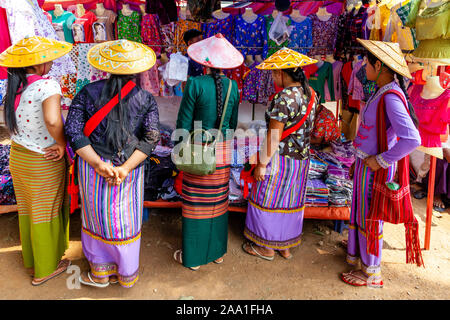 Les jeunes femmes birmanes Shopping dans le marché, Pindaya, Shan State, Myanmar. Banque D'Images