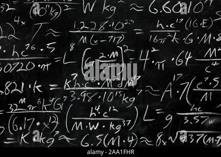 Les équations mathématiques et les formules écrites dans la craie sur tableau noir ou tableau désordonné. L'école ou la recherche scientifique concept. Banque D'Images