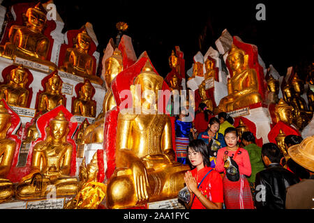 Les gens priant Au Grottes de Pindaya (pagode Shwe Oo Min) Pindaya, l'État de Shan, Myanmar. Banque D'Images