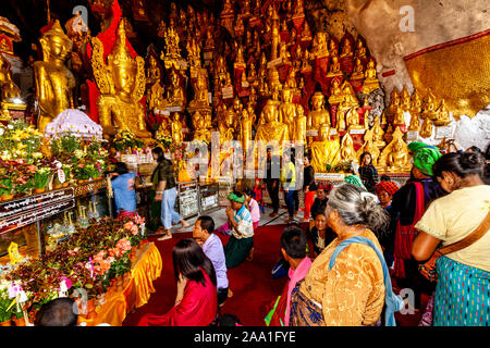 Les gens priant Au Grottes de Pindaya (pagode Shwe Oo Min) Pindaya, l'État de Shan, Myanmar. Banque D'Images