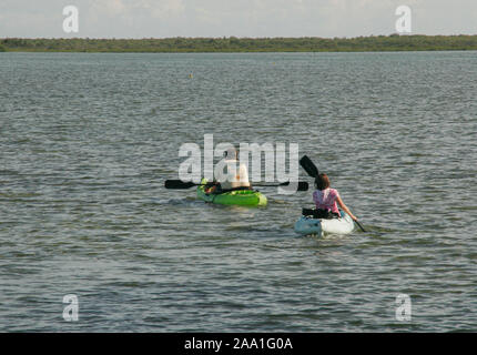 Père et fille Kayak ensemble dans des soleil de Floride Banque D'Images