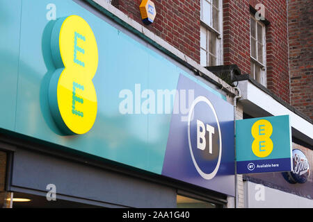 EE et BT phone shop enseigne à Dorchester, dans le Dorset, UK. Crédit photo : Graham Hunt/Alamy Banque D'Images