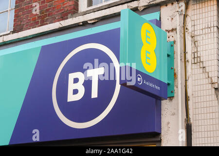 EE et BT phone shop enseigne à Dorchester, dans le Dorset, UK. Crédit photo : Graham Hunt/Alamy Banque D'Images