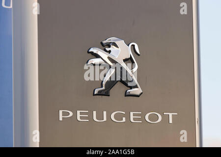 Logo Peugeot à Dorchester, dans le Dorset, UK. Crédit photo : Graham Hunt/Alamy Banque D'Images
